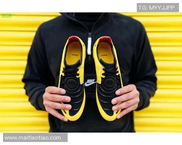 经典再现 T90猎鹰足球鞋复刻版重磅回归 展现精准射门与速度控制极限 经典再现 T90猎鹰足球鞋复刻版重磅回归 展现精准射门与速度控制极限