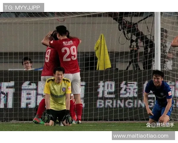 足球场恶犯球星盘点：从肘击到飞踹，这些球员因暴力行为被记入史册